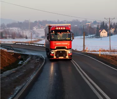 camion sur la route hiver