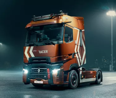 Renault Trucks T High Smart Racer sur un parking de nuit